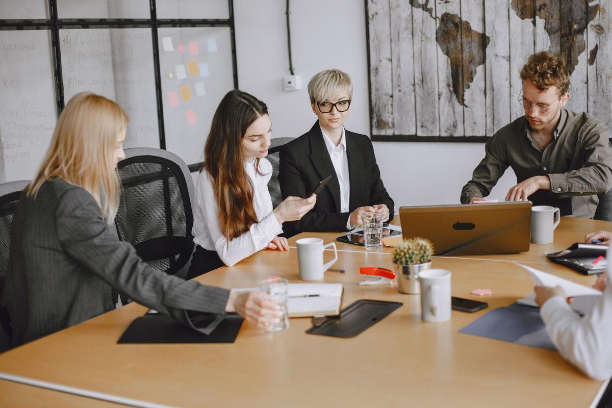 Pessoas reunidas para planejar ações